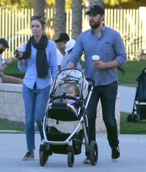Emily Blunt - and husband John Krasinski take their daughter Hazel out for lunch and a stroll in Los Angeles, California with her baby girl Hazel on January 24, 2015 - 22xHQ AvsjuK51