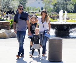 Jessica Alba - Jessica and her family spent a day in Coldwater Park in Los Angeles (2015.02.08.) (196xHQ) BdmED2E2