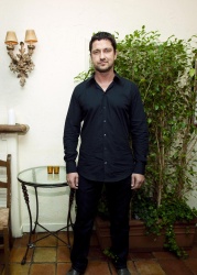 Gerard Butler - Gerard Butler - "The Ugly Truth" press conference portraits by Armando Gallo (Los Angeles, July 19, 2009) - 15xHQ BeJpp7bp