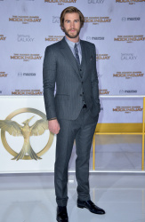 Liam Hemsworth, Jennifer Lawrence, Josh Hutcherson - 'The Hunger Games: Mockingjay - Part 1'Los Angeles Premiere at Nokia Theatre L.A. Live, Лос-Анджелес, 17 ноября 2014 (119xHQ) CE6kMB8B