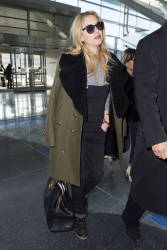 Kate Hudson - at JFK airport in NYC - February 19, 2015 (16xHQ) CGmiQpTK