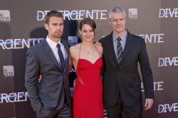 Theo James - Shailene Woodley, Theo James - на премьере фильма 'Divergent' at Callao Cinema, Мадрид, 3 апреля 2014 (302xHQ) CSHM4DM7