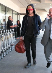Ryan Gosling - Arriving at LAX Airport in LA - April 17, 2015 - 25xHQ CToiR2Ir