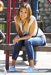 Jessica Alba - Jessica and her family spent a day in Coldwater Park in Los Angeles (2015.02.08.) (196xHQ) Cwmr5Ehb