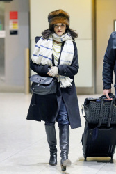 Rachel Weisz - Arriving at Heathrow Airport in London, 30 января 2015 (21xHQ) D4Iw3Kcp