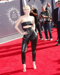 Miley Cyrus - 2014 MTV Video Music Awards in Los Angeles, August 24, 2014 - 350xHQ EOATxxZ4