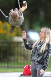 Hilary Duff - at Coldwater Canyon Park in Beverly Hills, 23 января 2015 (30xHQ) EbXtWYwS