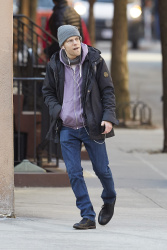 Jesse Eisenberg - seen running errands in the West Village, NYC on April 2, 2015 - 5xHQ FiIGbrAU