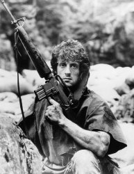 Sylvester Stallone - Промо стиль и постер к фильму "Rambo: First Blood (Рэмбо: Первая кровь)", 1982 (27хHQ) FwbXvEly