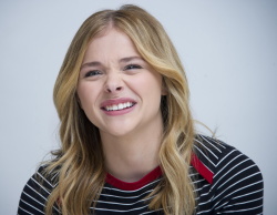 Chloe Moretz - Carrie press conference portraits by Magnus Sundholm (Hollywood, October 6, 2013) - 14xHQ GMO3PCIx