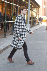 Sienna Miller and Tom Sturridge - seen out in Soho after lunch at Balthazar in New York, 13 января 2015 (8xHQ) GsSnpKYh