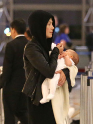 Rosamund Pike - carries her newborn son in Los Angeles - February 6, 2015 (31xHQ) Gy8dCNcC