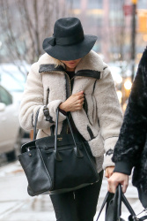 Sienna Miller - wears a fedora hat and carries her Prada bag while arriving at her hotel in New York City, 12 января 2015 (11xHQ) H65XK3Yt