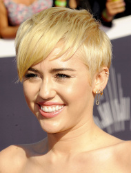 Miley Cyrus - 2014 MTV Video Music Awards in Los Angeles, August 24, 2014 - 350xHQ HDBFn05V