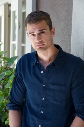 Theo James - Divergent press conference portraits by Vera Anderson (Los Angeles, Beverly Hills, March 8, 2014) - 9xHQ HECPjdOb