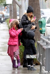 Jessica Alba - Shopping with her daughters in Los Angeles, 10 января 2015 (89xHQ) HUy4VdBC