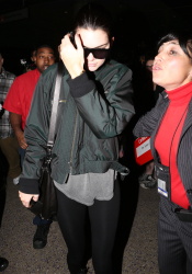 Kendall Jenner - Arriving at LAX airport, 2 января 2015 (55xHQ) HXIFq1HD