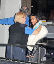 Kim Kardashian & Kanye West - At LAX Airport in Los Angeles, 7 января 2015 (68xHQ) HjfetnCs