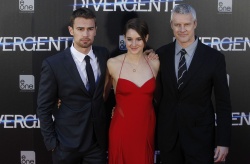 Theo James - Shailene Woodley, Theo James - на премьере фильма 'Divergent' at Callao Cinema, Мадрид, 3 апреля 2014 (302xHQ) I6viQYEo