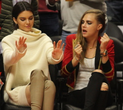 Cara Delavingne, Kendall Jenner and Khloe Kardashian - At the Basketball game, 7 января 2015 (23xHQ) IBa6LeSH