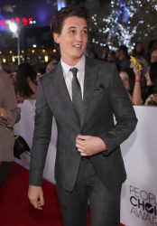 Miles Teller - 40th Annual People's Choice Awards at Nokia Theatre L.A. Live (Los Angeles, January 8. 2014) - 18xHQ InHy7EL9