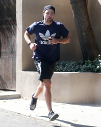 Robert Pattinson - Robert Pattinson - is spotted leaving a friend's house in Los Angeles, California on March 20, 2015 - 15xHQ JPRHe5TD