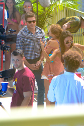 Zac Efron - Zac Efron and Robert De Niro - film scenes for 'Dirty Grandpa' at Tybee Sea and Breeze Hotel in Tybee Island, Georgia - May 6, 2015 - 33xHQ JPywaw5y
