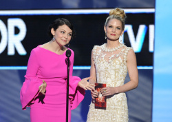 Jennifer Morrison - Jennifer Morrison & Ginnifer Goodwin - 38th People's Choice Awards held at Nokia Theatre in Los Angeles (January 11, 2012) - 244xHQ JcttwcWg