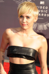 Miley Cyrus - 2014 MTV Video Music Awards in Los Angeles, August 24, 2014 - 350xHQ JhjpZdO7
