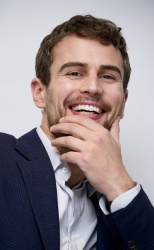 Theo James - Insurgent press conference portraits by Magnus Sundholm (Beverly Hills, March 6, 2015) - 14xHQ KOJhvomL