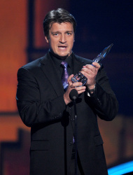 Nathan Fillion - 39th Annual People's Choice Awards at Nokia Theatre in Los Angeles (January 9, 2013) - 28xHQ KfifSg1N