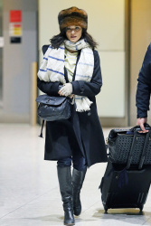 Rachel Weisz - Arriving at Heathrow Airport in London, 30 января 2015 (21xHQ) L8gHkwRV
