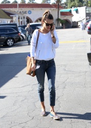Alessandra Ambrosio - Out and about in Brentwood, 27 января 2015 (33xHQ) LAGTKgiB