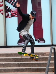 Justin Bieber - Justin Bieber - Skating in New York City (2014.12.28) - 41xHQ LOF1ivrQ