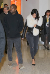 Kanye West - Kim Kardashian и Kanye West - Arriving at JFK airport in New York, 7 января 2015 (63xHQ) LhSjjrTh