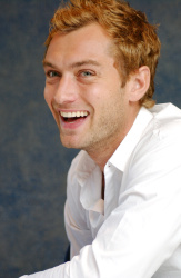 Jude Law - Jude Law - Sky Captain and the World of Tomorrow press conference portraits by Vera Anderson (New York, August 25, 2004) - 8xHQ MApQ9ehN