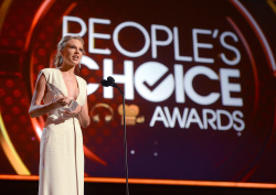 Taylor Swift - 2013 People's Choice Awards at the Nokia Theatre in Los Angeles, California - January 9, 2013 - 247xHQ MKZzKI78