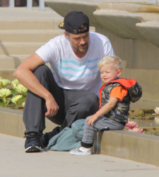 Josh Duhamel - Josh Duhamel - Park with his son in Santa Monica (2015.05.26) - 25xHQ MqnVmvo2