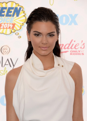 Kendall & Kylie Jenner - At the FOX's 2014 Teen Choice Awards, August 10, 2014 - 115xHQ MxUTR5eH