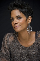 Halle Berry - Cloud Atlas press conference portraits by Magnus Sundholm (Beverly Hills, October 13, 2012) - 17xHQ NDsJnzbx