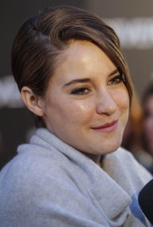 Shailene Woodley, Theo James - на премьере фильма 'Divergent' at Callao Cinema, Мадрид, 3 апреля 2014 (302xHQ) NFUv6GIY