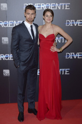 Shailene Woodley, Theo James - на премьере фильма 'Divergent' at Callao Cinema, Мадрид, 3 апреля 2014 (302xHQ) NdVEH9le