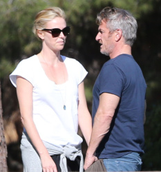 Charlize Theron - enjoys a day with Sean Penn at the park in Studio City - February 8, 2015 (7xHQ) NeQqthJb