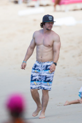 Mark Wahlberg - and his family seen enjoying a holiday in Barbados (December 26, 2014) - 165xHQ NjXM60tA