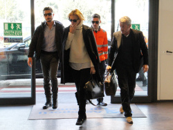 Sean Penn and Charlize Theron - depart from Rome after a Valentine's Day weekend - February 15, 2015 (37xHQ) ODA5gXu5