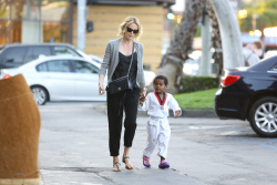 Charlize Theron - Shopping at Bristol Farms in LA - February 25, 2015 (12xHQ) OOVWZK8s