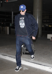 Chris Evans - arriving on a flight at LAX airport in Los Angeles, California - May 7, 2014 - 9xHQ ORbzhSMr