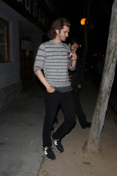 Andrew Garfield & Emma Stone - Leaving an Arcade Fire concert in Los Angeles - May 27, 2015 - 108xHQ OWRsLkfq