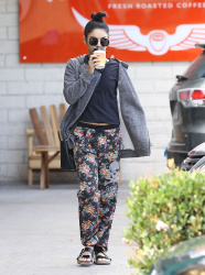 Vanessa Hudgens - Leaving Intelligentsia Coffee in LA - February 26, 2015 (26xHQ) Pbd8HvNk