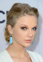 Taylor Swift - 2013 People's Choice Awards at the Nokia Theatre in Los Angeles, California - January 9, 2013 - 247xHQ QRubaHTA